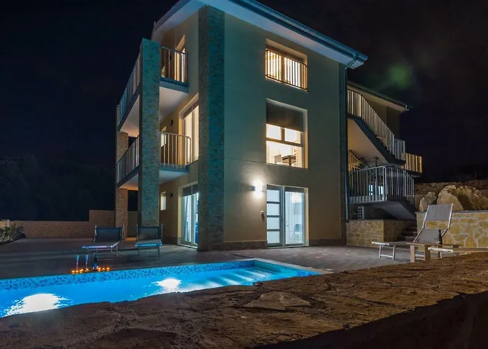 Fabulous House B With Outdoor Pool
