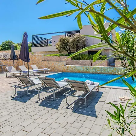 Fabulous House B With Outdoor Pool