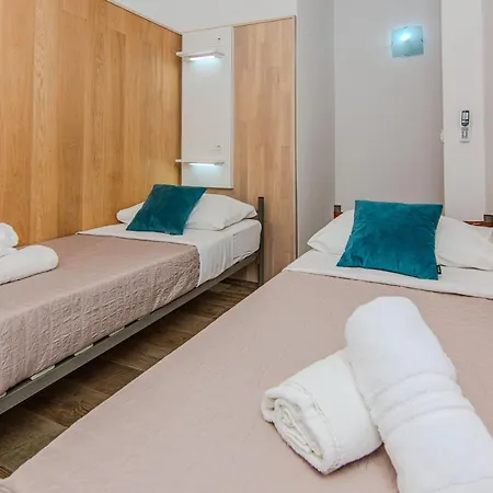 Fabulous House B With Outdoor Pool דירה *
