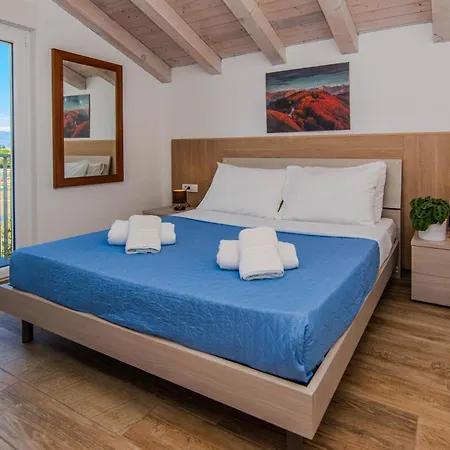 Fabulous House B With Outdoor Pool דירה