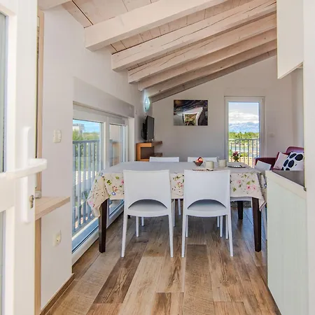 Fabulous House B With Outdoor Pool דירה *