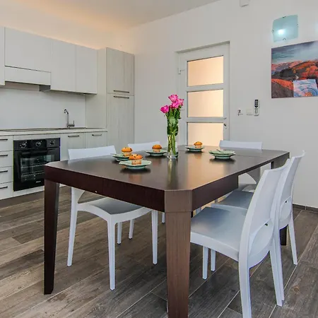 דירה Fabulous House B With Outdoor Pool