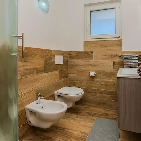 Fabulous House B With Outdoor Pool דירה זאטון