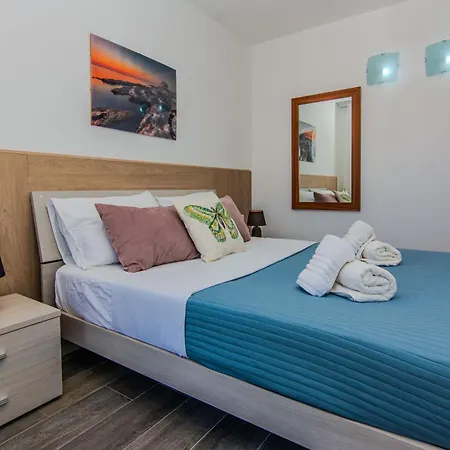 Fabulous House B With Outdoor Pool דירה *