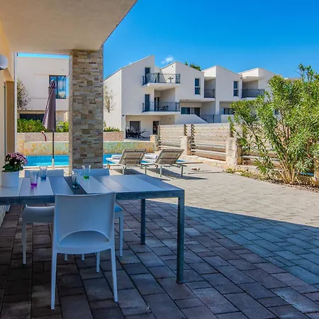 דירה Fabulous House B With Outdoor Pool זאטון