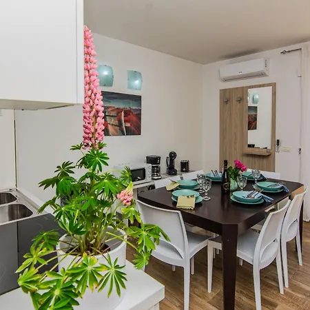 Fabulous House B With Outdoor Pool דירה *