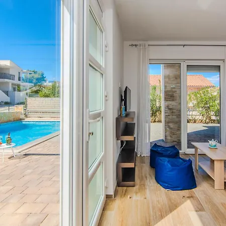 דירה Fabulous House B With Outdoor Pool *