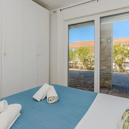 Fabulous House B With Outdoor Pool