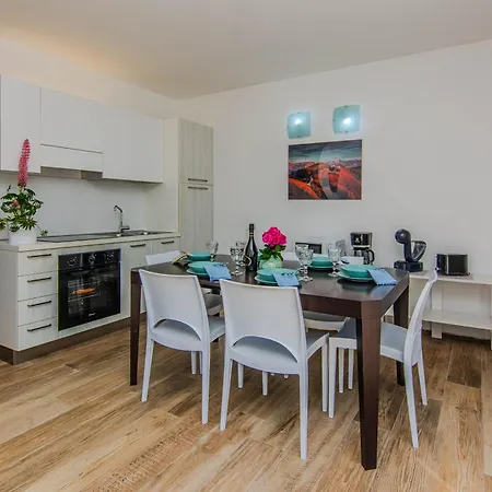 Fabulous House B With Outdoor Pool 公寓