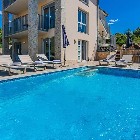 דירה Fabulous House B With Outdoor Pool
