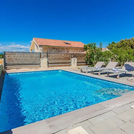 Fabulous House B With Outdoor Pool דירה *
