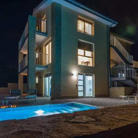 Fabulous House B With Outdoor Pool