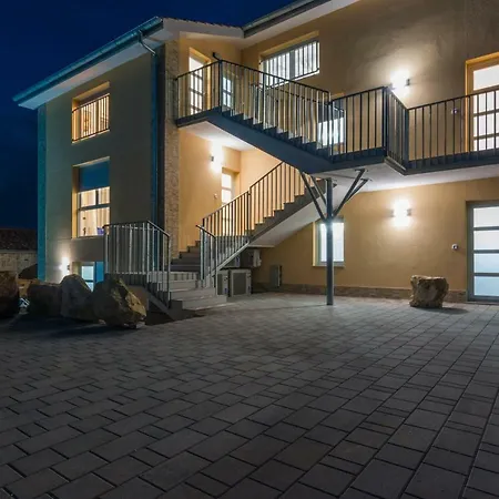 Fabulous House B With Outdoor Pool דירה זאטון