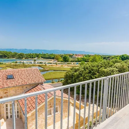 Fabulous House B With Outdoor Pool 扎顿