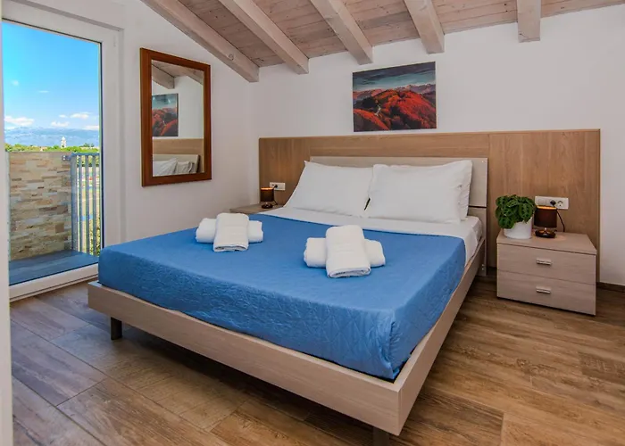 Fabulous House B With Outdoor Pool Apartman