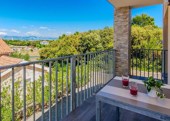 Fabulous House B With Outdoor Pool Apartman