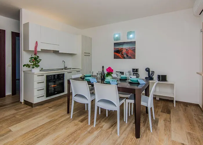 Fabulous House B With Outdoor Pool Apartman